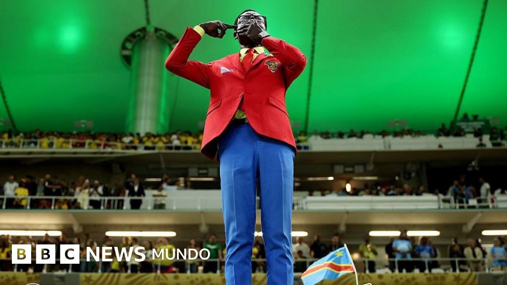 Por qué un hincha de la República Democrática del Congo se para como una estatua viviente en todos los partidos de su selección