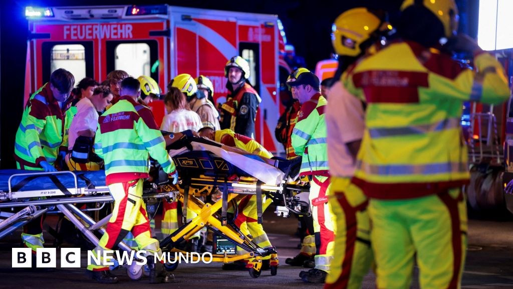 Un muerto y al menos 16 heridos en la Marcha del Orgullo en Berlín después de que un vehículo arrollara a la multitud