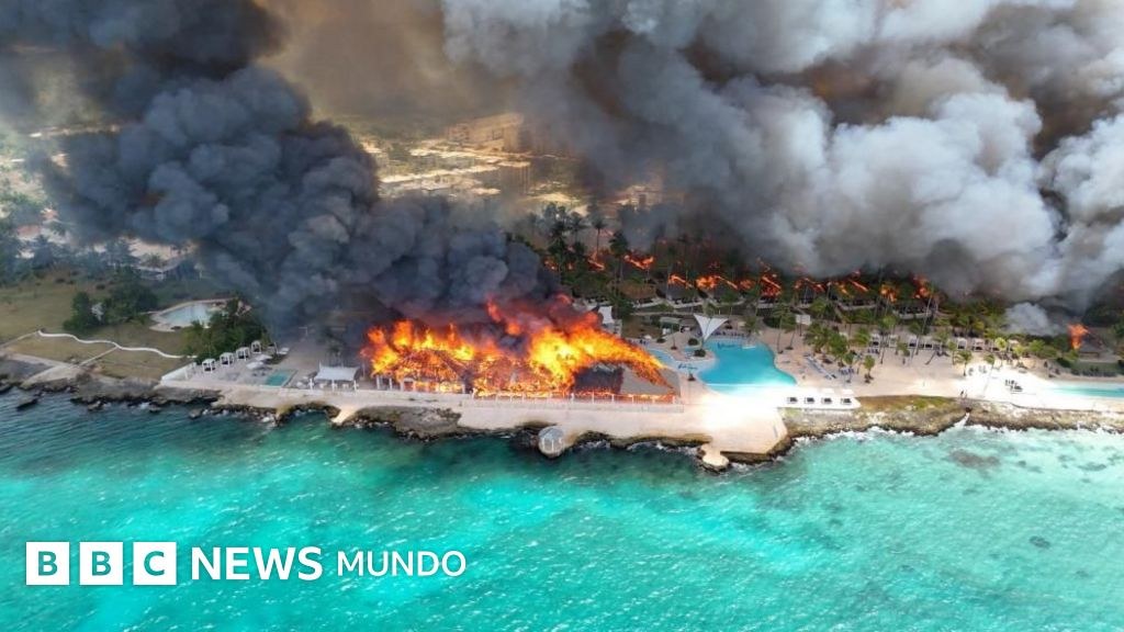 Muere una mujer y desalojan a 1.700 turistas en República Dominicana por un incendio voraz en un hotel de lujo