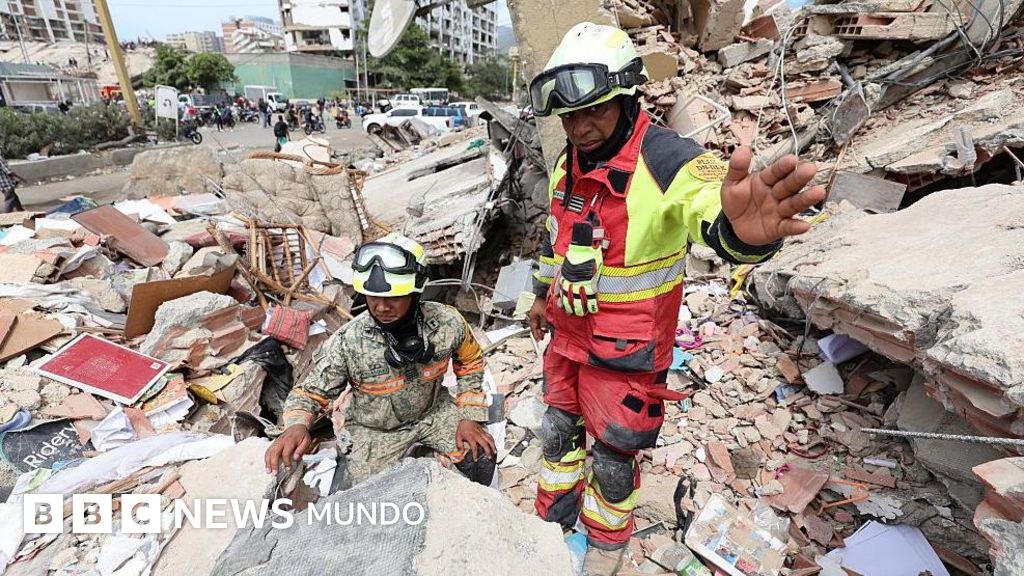 "¡Que nadie se mueva!": los tensos 10 minutos de silencio en los que todo se detiene para tratar de oír voces bajo los escombros