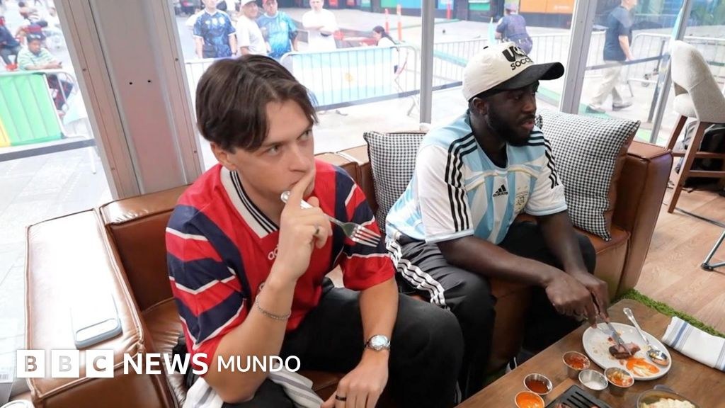 Los aficionados al fútbol a los que les pagan US$50.000 por ver todos los partidos del Mundial