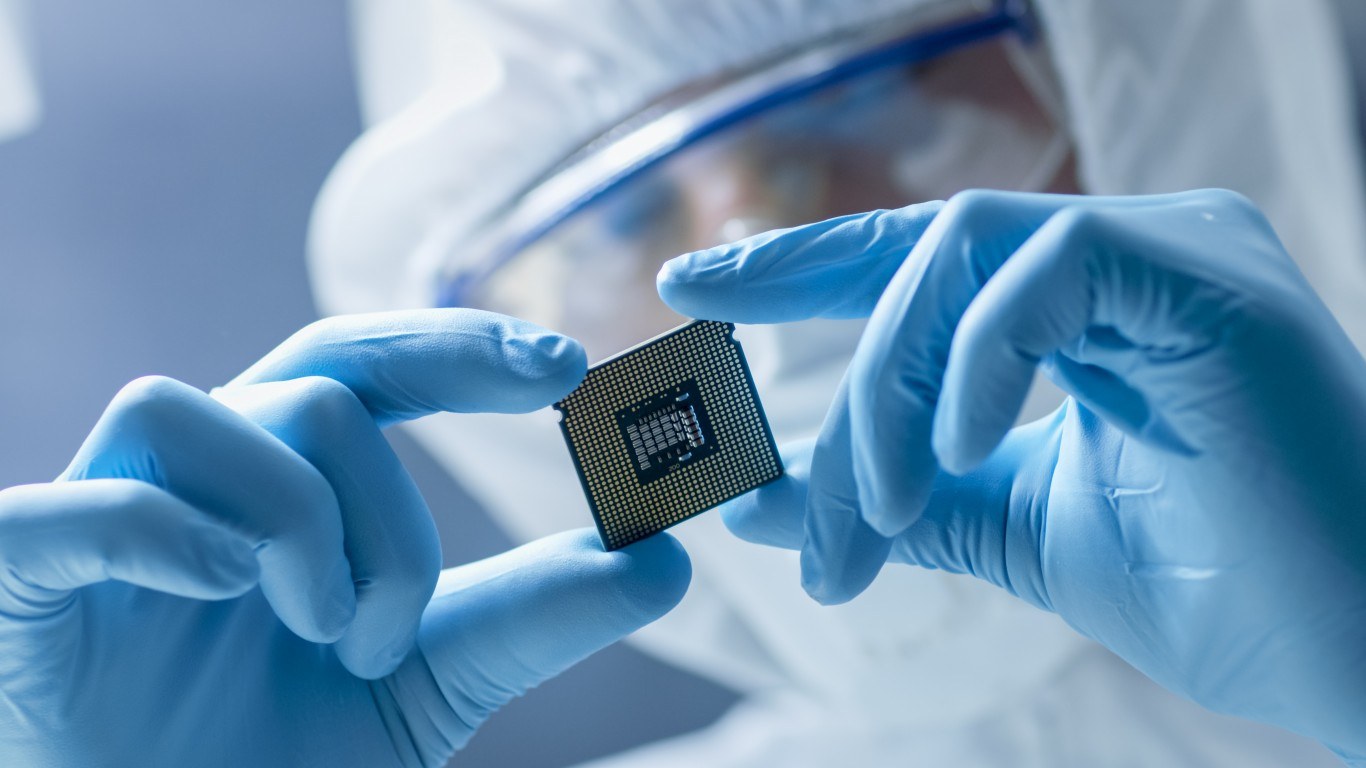 Why has Deutsche Bank upgraded Aixtron despite lowering its price target?